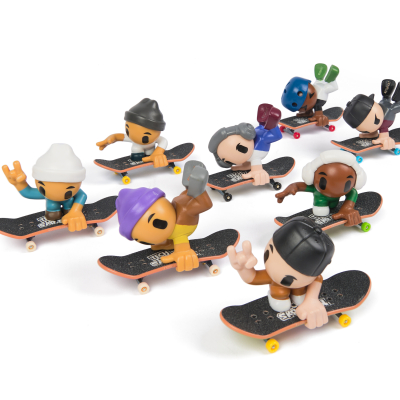 Tech Deck sk8 crew fingerboard s figurkou dvojbalení - bílá čepice a šedá sluchátka